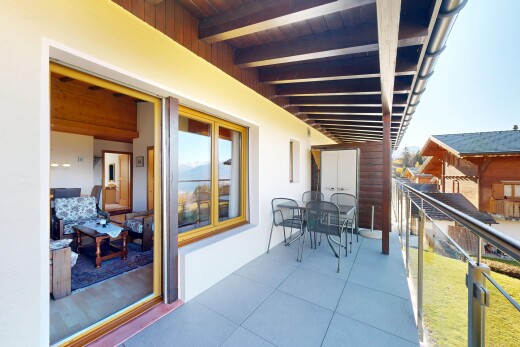 terrasse avec property visible, day time, balcon, et coin repas extérieur