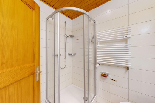 salle de bains avec radiateur, inside property, salle de bain complète, douche, et chauffe-serviettes