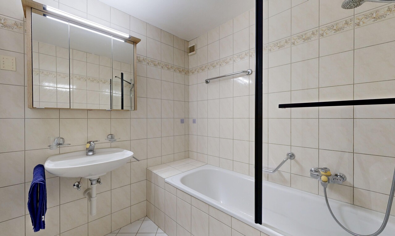 full bathroom with tile walls and tiled shower / bath combo