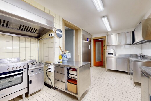 küche mit edelstahl-arbeitsplatten, dunstabzugshaube, herd, inside property, und kühlschrank
