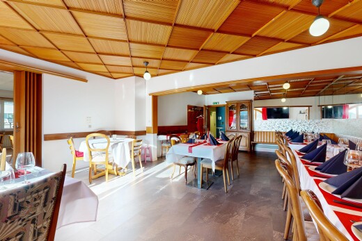 salle à manger avec inside property, lumière naturelle, natural light, télévision, et cloison sèche