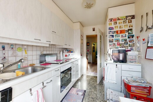 cuisine avec four, évier, inside property, plans de travail, et armoires blanches