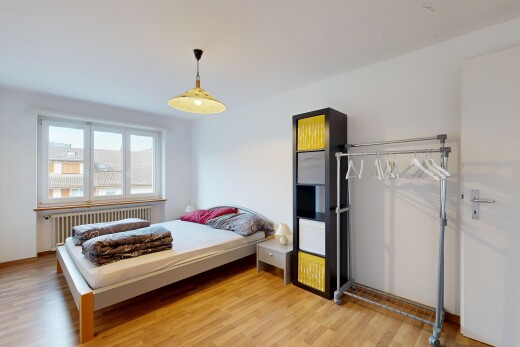 zimmer / schlafzimmer mit inside property, kühler, natürliches licht, natural light, und holzfußboden