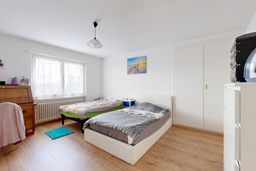zimmer / schlafzimmer mit kühler, natürliches licht, natural light, holzfußboden, und wood finish floor