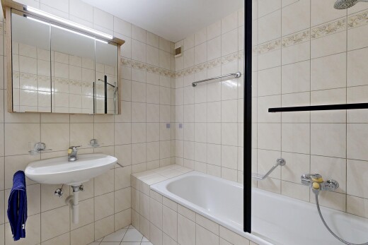 bad mit komplettes badezimmer, inside property, spiegel, fliesenwand, und tile wall