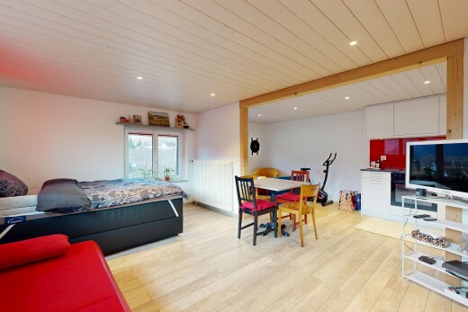 salon / salle à manger avec télévision, éclairage encastré, recessed lighting, sol en finition bois, et wood finish floor