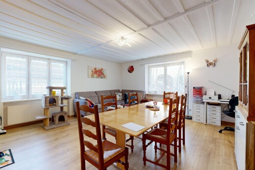 esszimmer mit holzfußboden, wood finish floor, inside property, kühler, und gipskartonwand