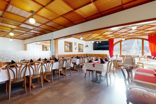 salle à manger avec inside community, lumière naturelle, natural light, télévision, et sol en béton