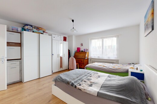 zimmer / schlafzimmer mit holzfußboden, wood finish floor, inside property, natürliches licht, und natural light