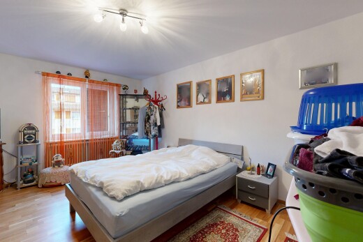 zimmer / schlafzimmer mit inside property, gipskartonwand, drywall, holzfußboden, und wood finish floor