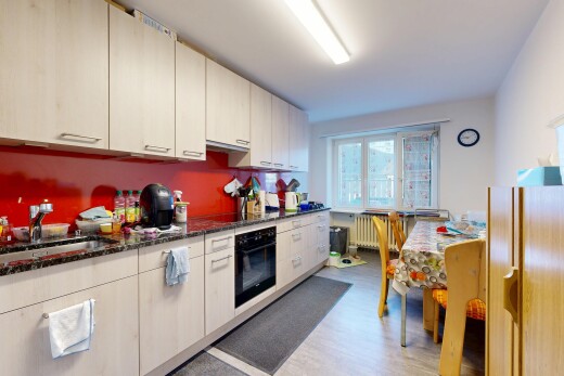 cuisine avec four, inside property, plans de travail en pierre, évier, et cloison sèche