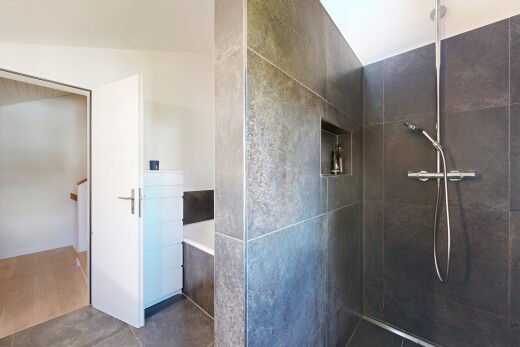bad mit komplettes badezimmer, dusche, bad, inside property, und drywall