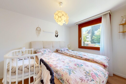 zimmer / schlafzimmer mit drywall, gipskartonwand, baseboards wall, sockelleisten, und wood finish floor