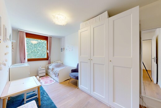 zimmer / schlafzimmer mit inside property, wood finish floor, holzfußboden, drywall, und gipskartonwand