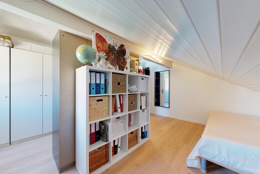 zimmer / schlafzimmer mit holzfußboden, wood finish floor, inside property, gipskartonwand, und drywall