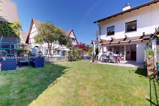 außenansicht mit zaun, terrasse, rasen, stuckverkleidung, und pergola