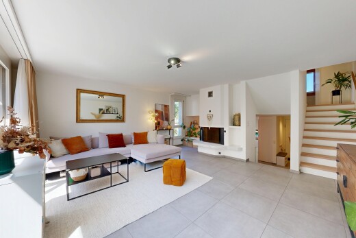 wohnzimmer mit inside property, natural light, natürliches licht, drywall, und gipskartonwand