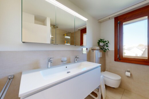 bad mit doppelwaschtisch, komplettes badezimmer, natural light, natürliches licht, und inside property