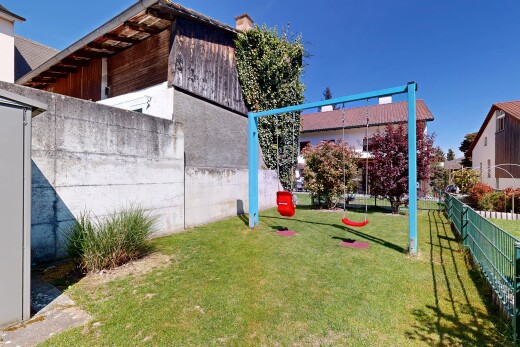 garten mit zaun, day time, und rasen