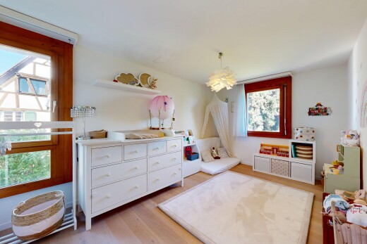 wohnzimmer mit inside property, drywall, gipskartonwand, wood finish floor, und holzfußboden