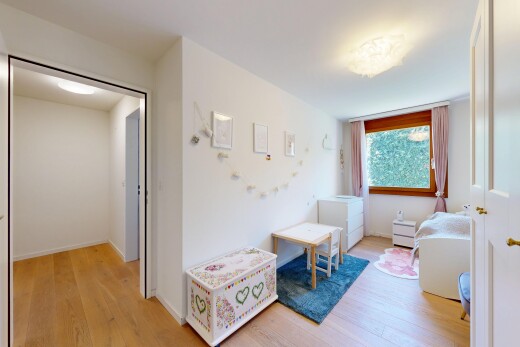 wohnzimmer mit wood finish floor, holzfußboden, inside property, drywall, und gipskartonwand