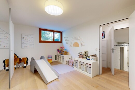 zimmer / schlafzimmer mit inside property, wood finish floor, holzfußboden, kleiderschrank, und natural light