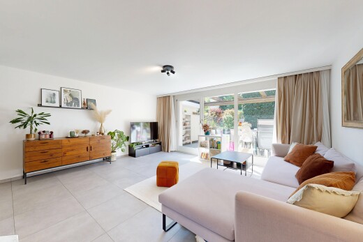 wohnzimmer mit gipskartonwand, drywall, inside property, natürliches licht, und natural light