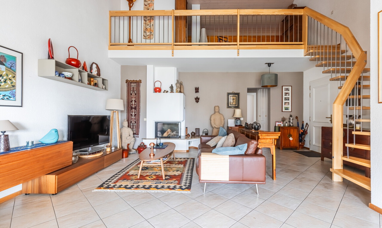 salon avec high ceiling, plafond haut, drywall, cloison sèche, et inside property