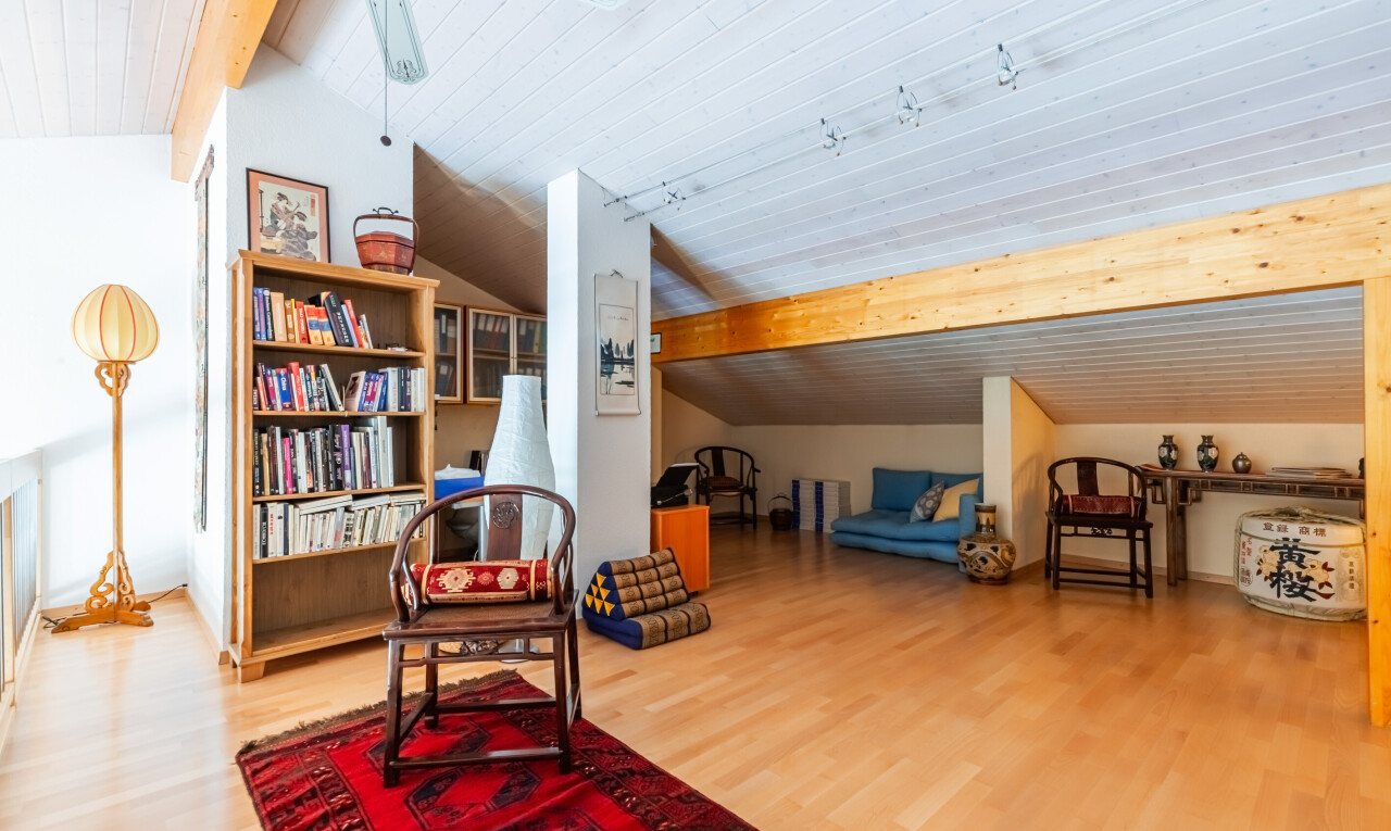 salon avec vaulted ceiling, plafond voûté, pièce supplémentaire, inside property, et wood finish floor