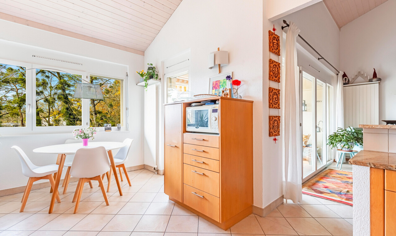 salle à manger avec vaulted ceiling, plafond voûté, inside property, natural light, et lumière naturelle
