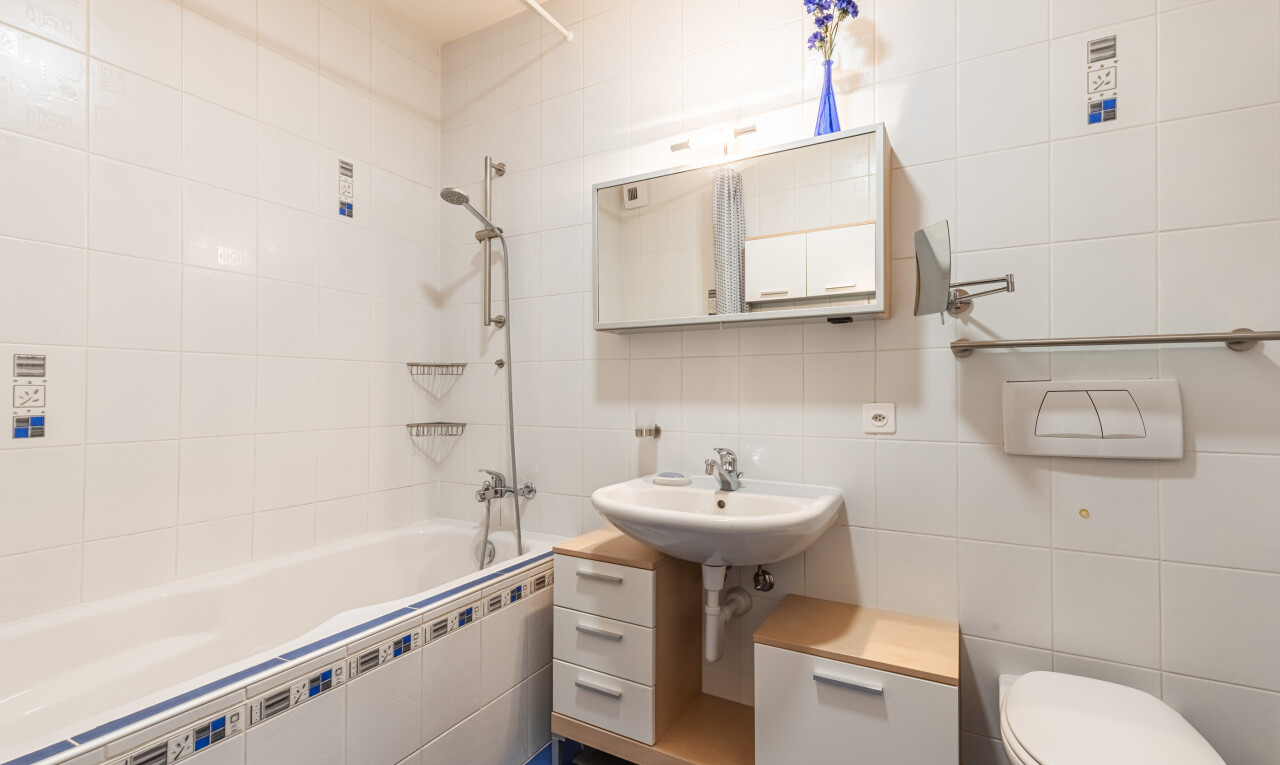 salle de bains avec miroir, salle de bain complète, inside property, douche-bain combinés, et tile wall