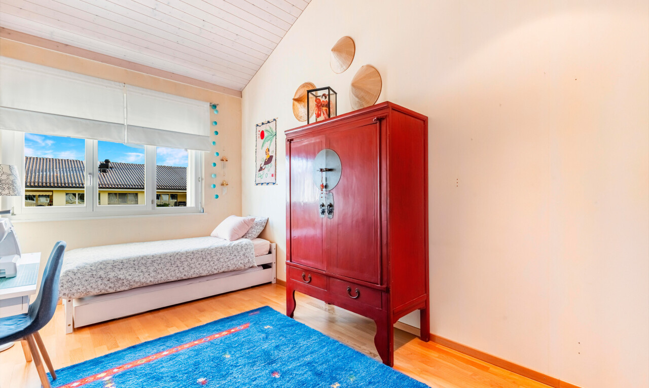 chambre avec cloison sèche, drywall, plafond voûté, vaulted ceiling, et sol en finition bois