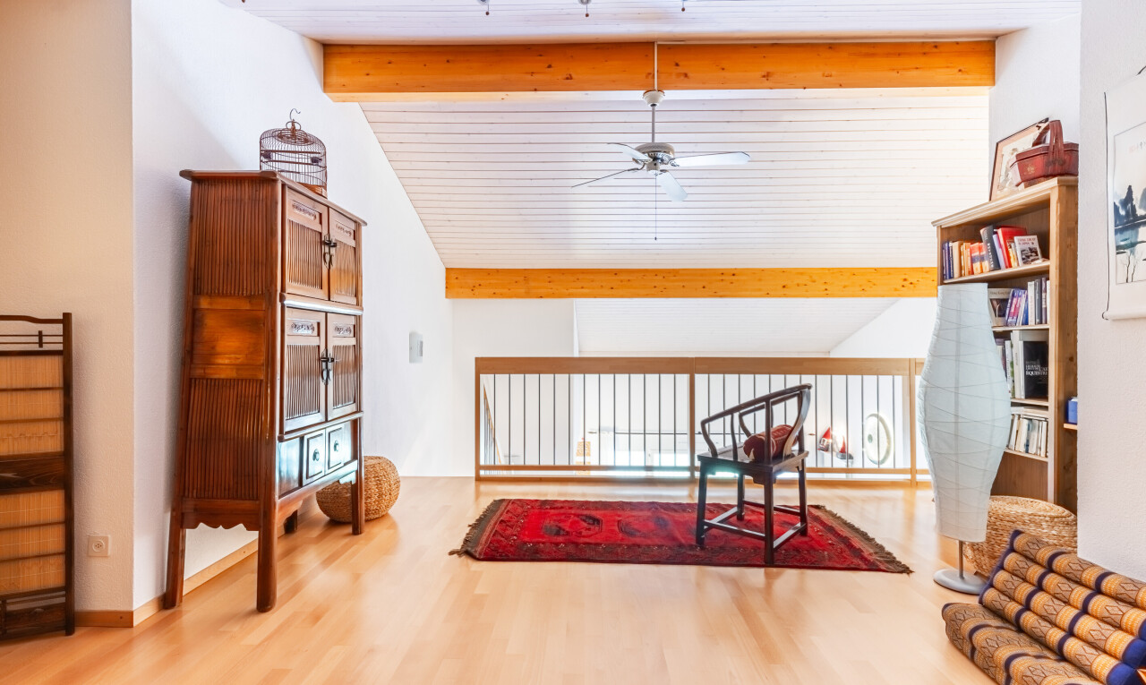 salon avec beamed ceiling, plafond à poutres, vaulted ceiling, plafond voûté, et inside property