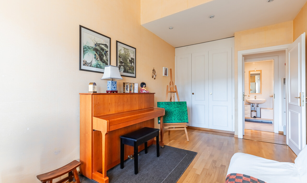 salon avec inside property, cloison sèche, drywall, sol en finition bois, et wood finish floor