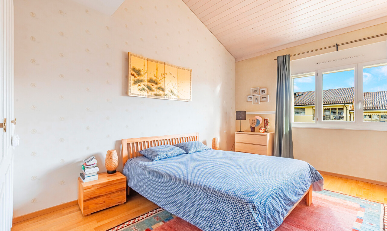 chambre avec plafond voûté, vaulted ceiling, day time, lumière naturelle, et natural light