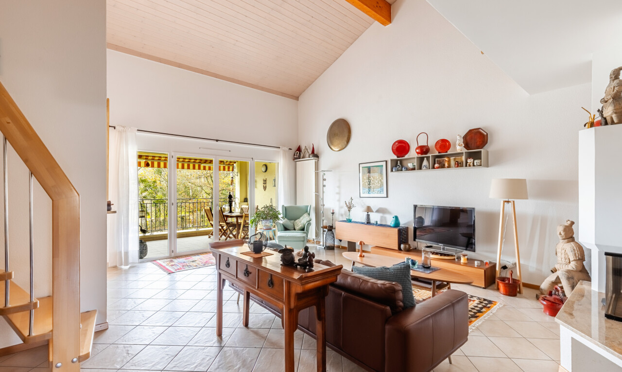 salon avec high ceiling, plafond haut, escaliers, inside property, et beamed ceiling
