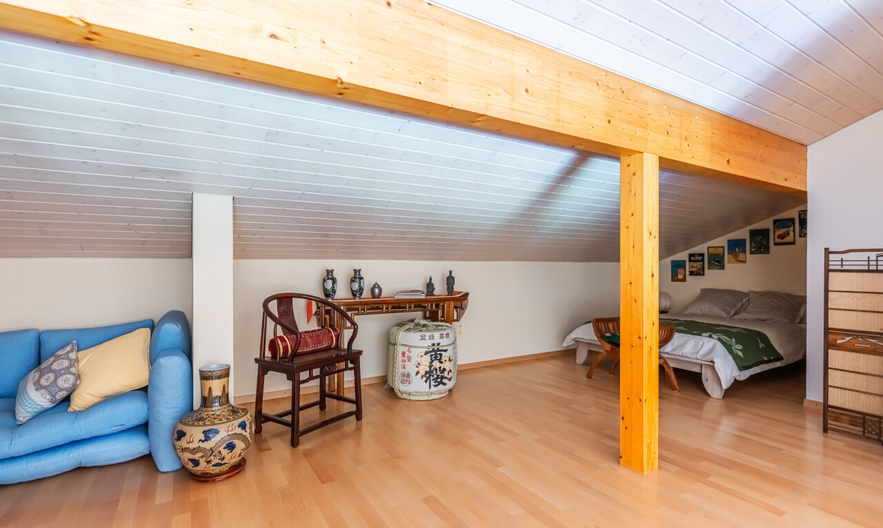 chambre avec vaulted ceiling, plafond voûté, wood finish floor, sol en finition bois, et drywall