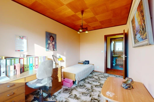 chambre avec plafond de bois, lumière naturelle, et lustre