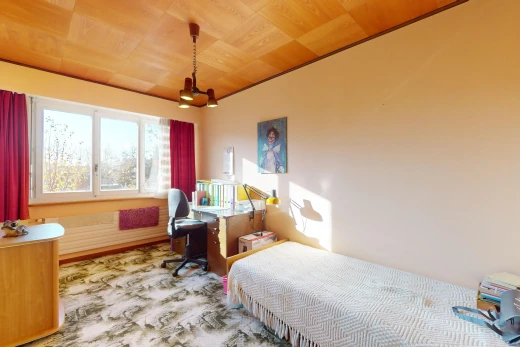chambre avec moquette, plafond de bois, lumière naturelle, et lustre