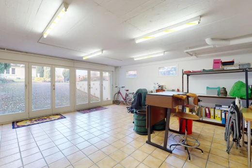 bureau avec carrelage, porte-fenêtre, et lumière naturelle
