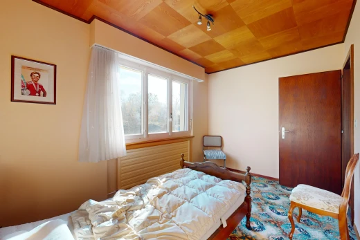chambre avec plafond de bois et lumière naturelle