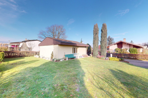 außenansicht mit rasen, zaun, und außenansicht