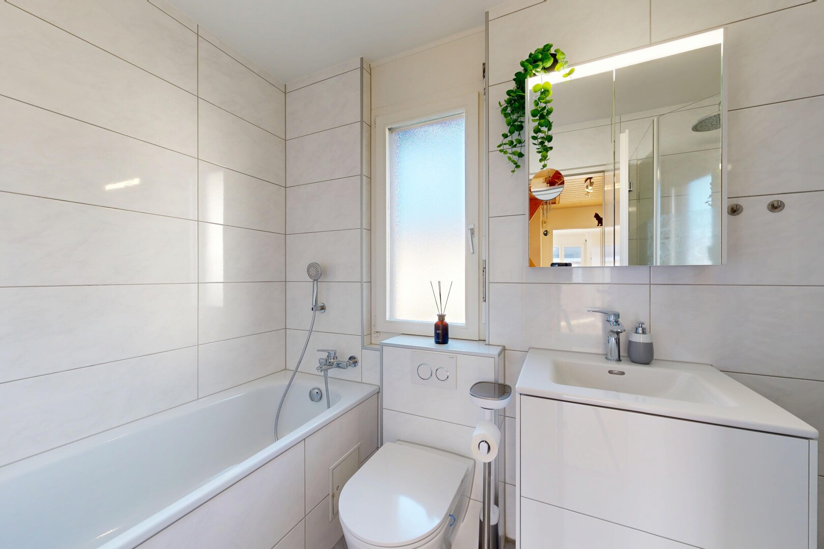 bad mit komplettes badezimmer, schminktisch, spiegel, toilette, und tile wall