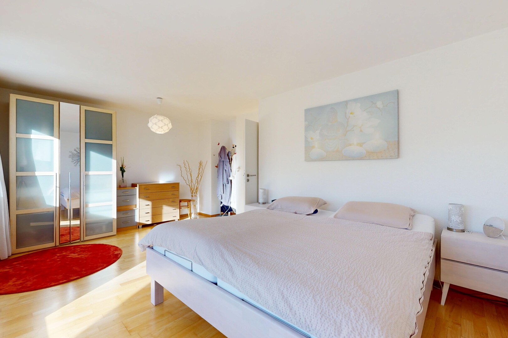 zimmer / schlafzimmer mit inside property, holzfußboden, wood finish floor, gipskartonwand, und drywall