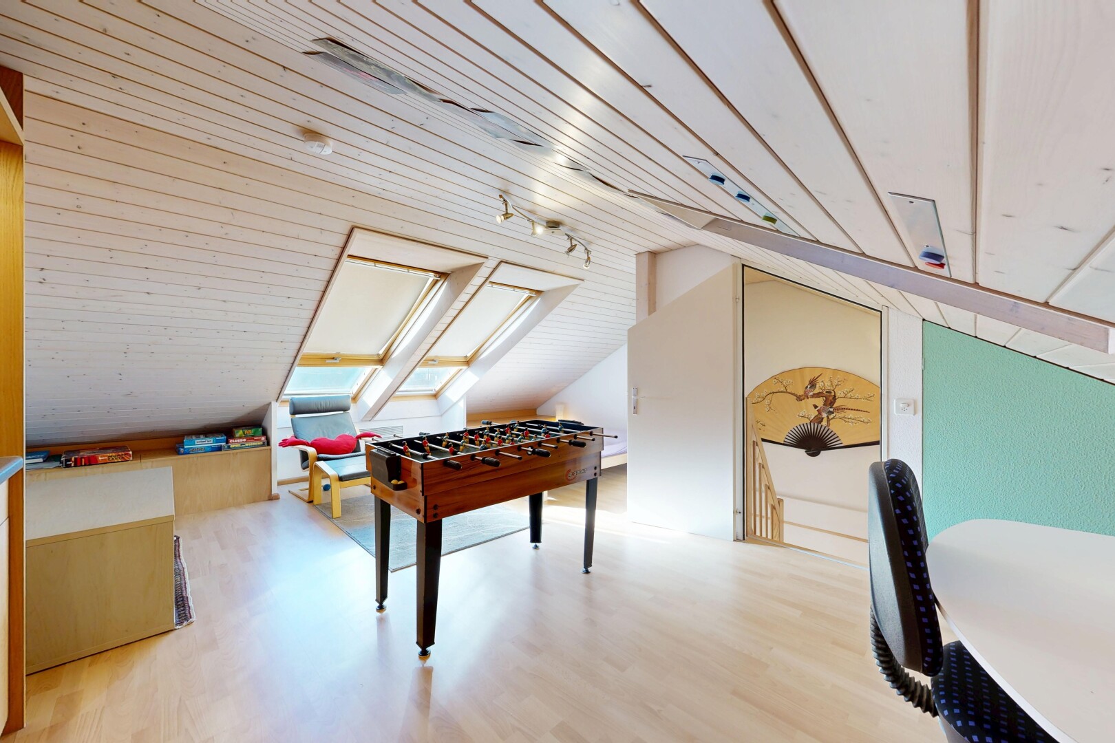 wohn- / esszimmer mit niedrige decke, low ceiling, zusätzliches zimmer, holzfußboden, und wood finish floor
