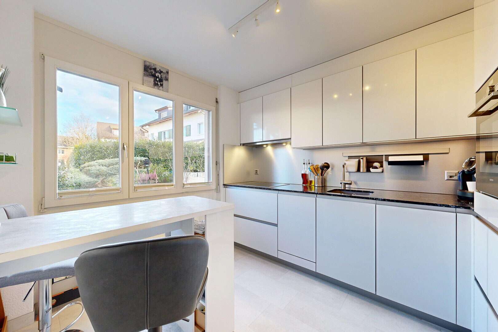 küche mit light floor, weiße schränke, white cabinets, natürliches licht, und natural light