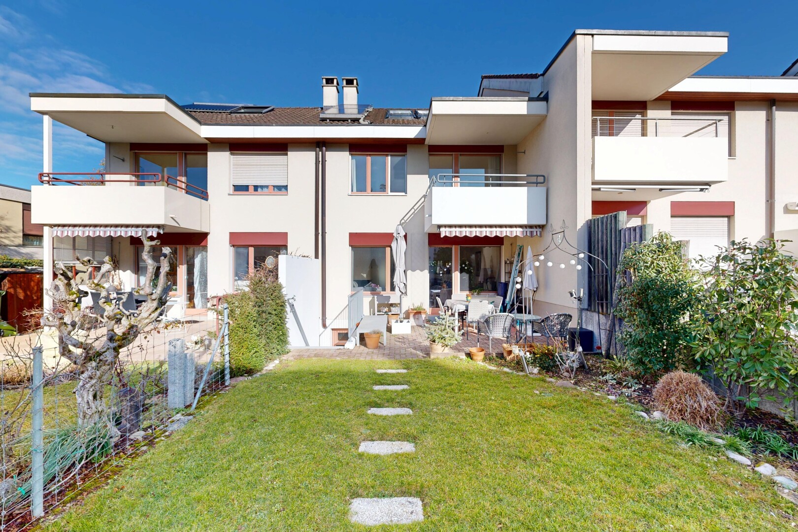 außenansicht mit balkon, stuckverkleidung, day time, rasen, und terrasse