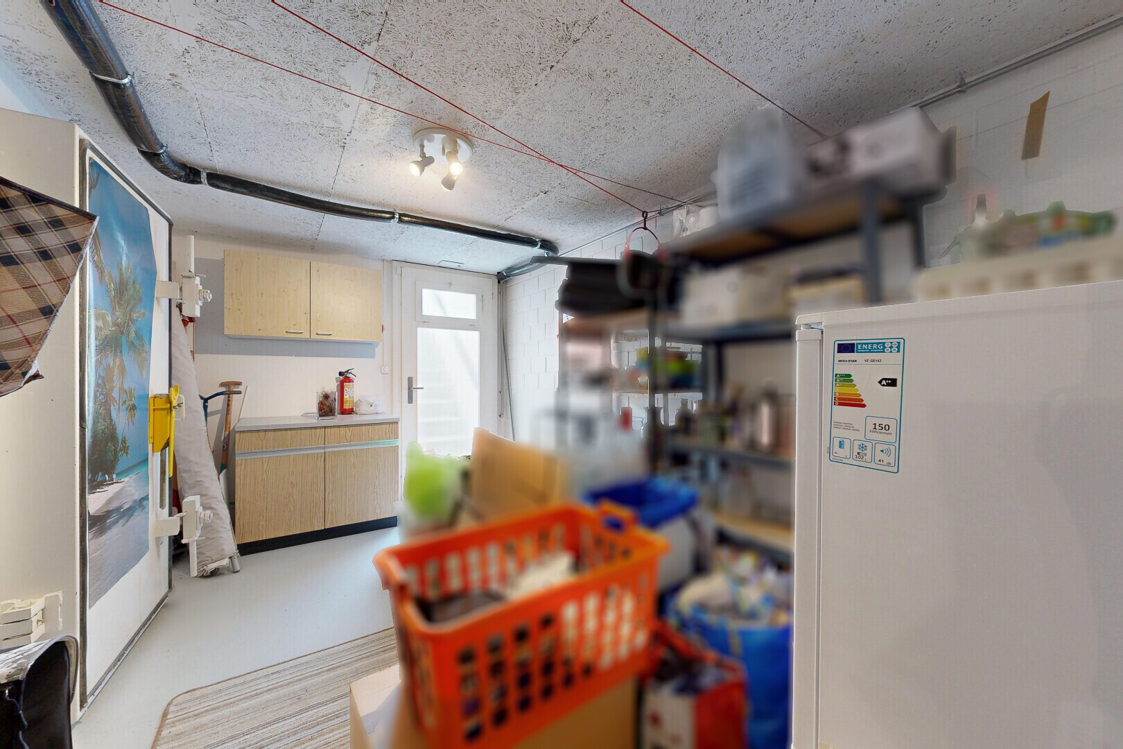 küche mit kühlschrank, inside property, hellbraune schränke, light brown cabinets, und natürliches licht
