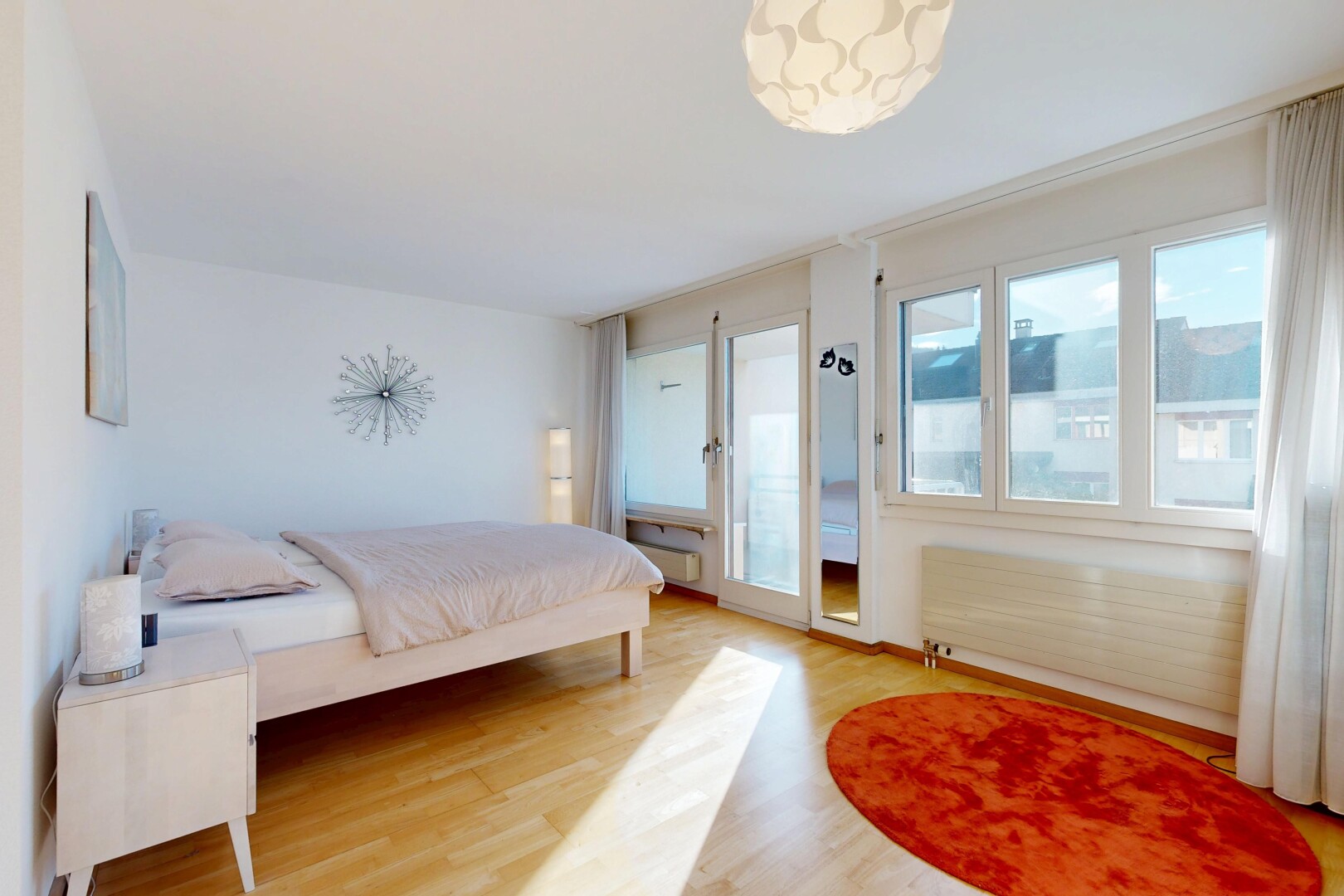 zimmer / schlafzimmer mit holzfußboden, wood finish floor, natürliches licht, natural light, und inside property