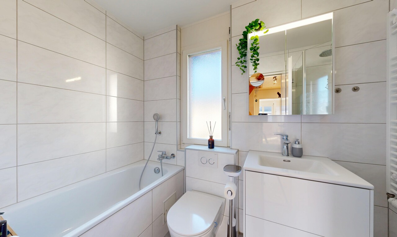 bad mit komplettes badezimmer, schminktisch, spiegel, toilette, und tile wall